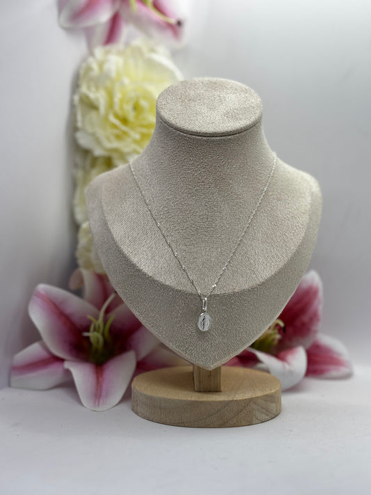 Collar de plata con dije de virgen
