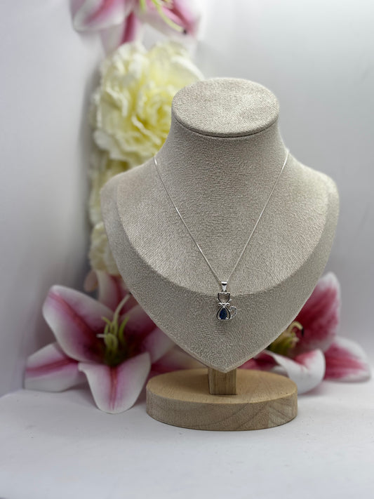 Collar de plata con dije de gato