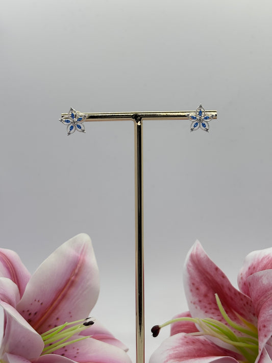 Aros de plata en forma de flor de color azul