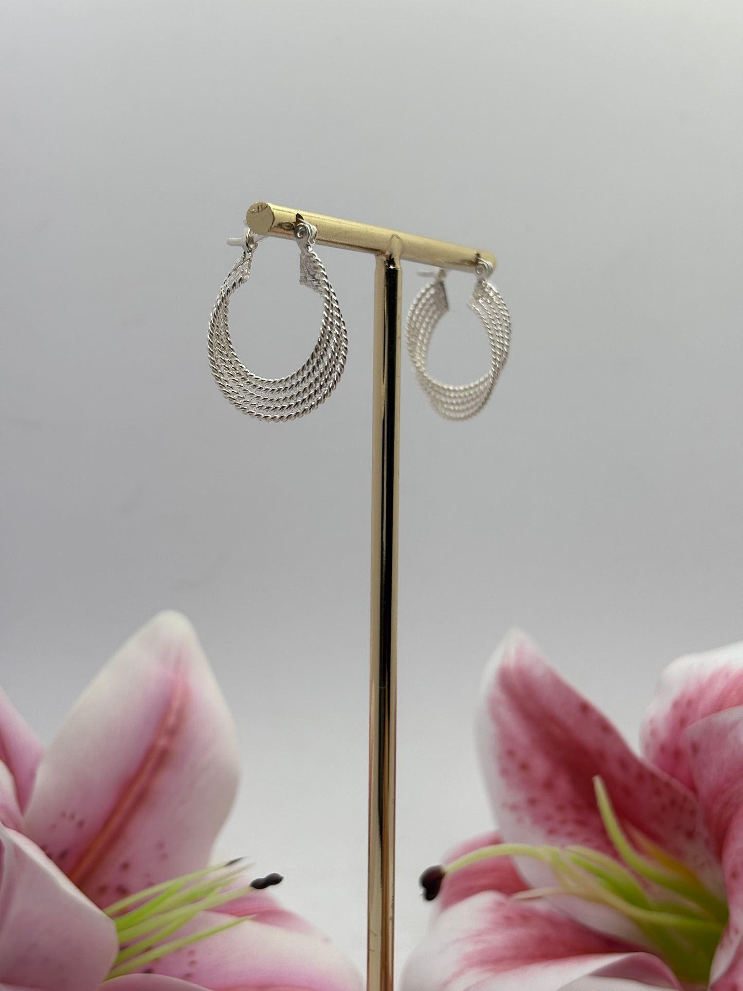 Argollas Entrelazados de Plata – Elegancia en Movimiento