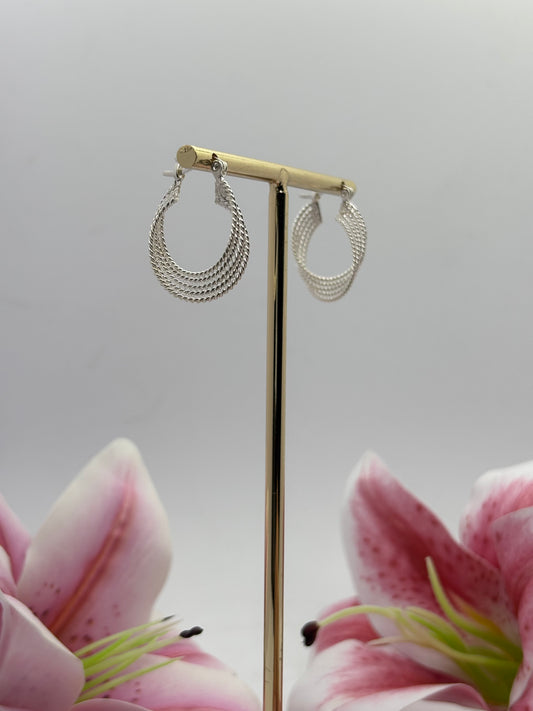 Argollas Entrelazados de Plata – Elegancia en Movimiento